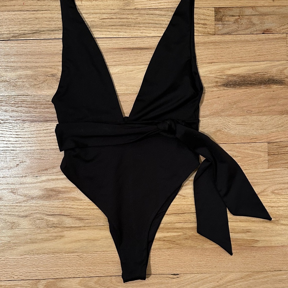 Londre Black XS Sexy One Piece The Cinch Belted swim suit like new